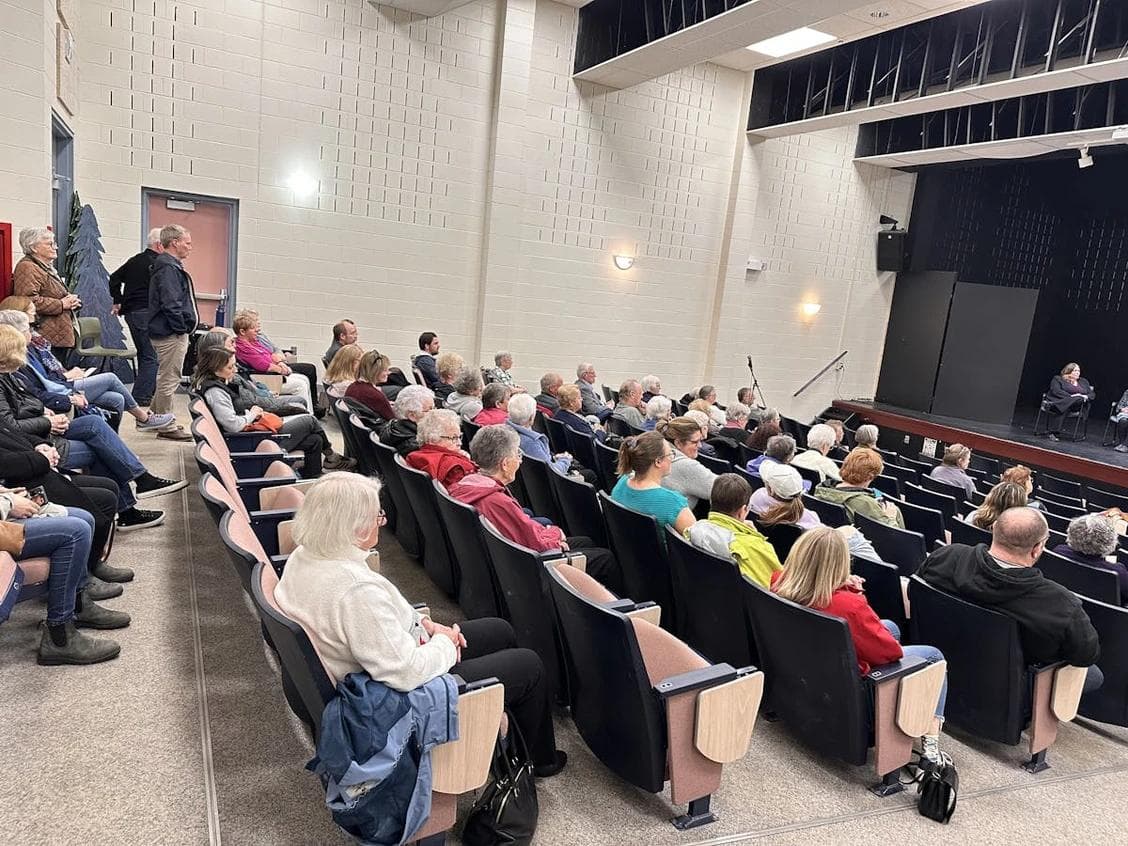 Photo prise lors d'une réunion publique à Charlottetown sur les risques de la privatisation des soins de santé à l'Île-du-Prince-Édouard.