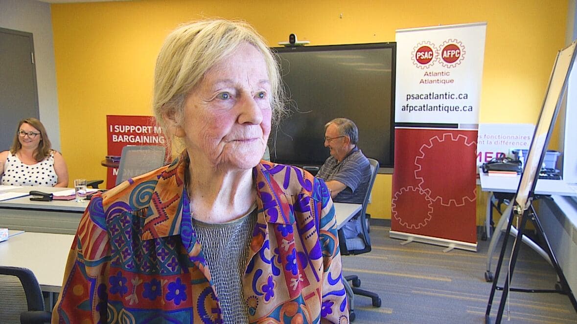 Femme pour un article de la PEI Health Coalition appelant à un système national de soins pharmaceutiques et à un accès abordable aux médicaments sur ordonnance.